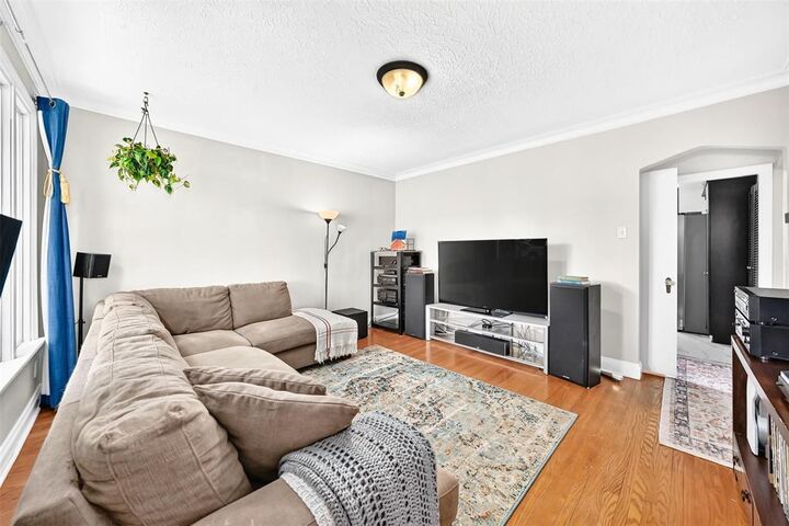 Property Photo: 328 Enniskillen Avenue MB R2V 0H9