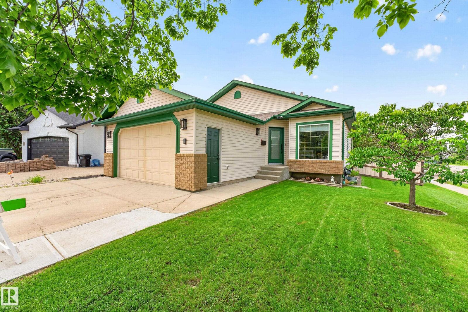 Property Photo: 1 Primrose Boulevard AB T8H 2B8