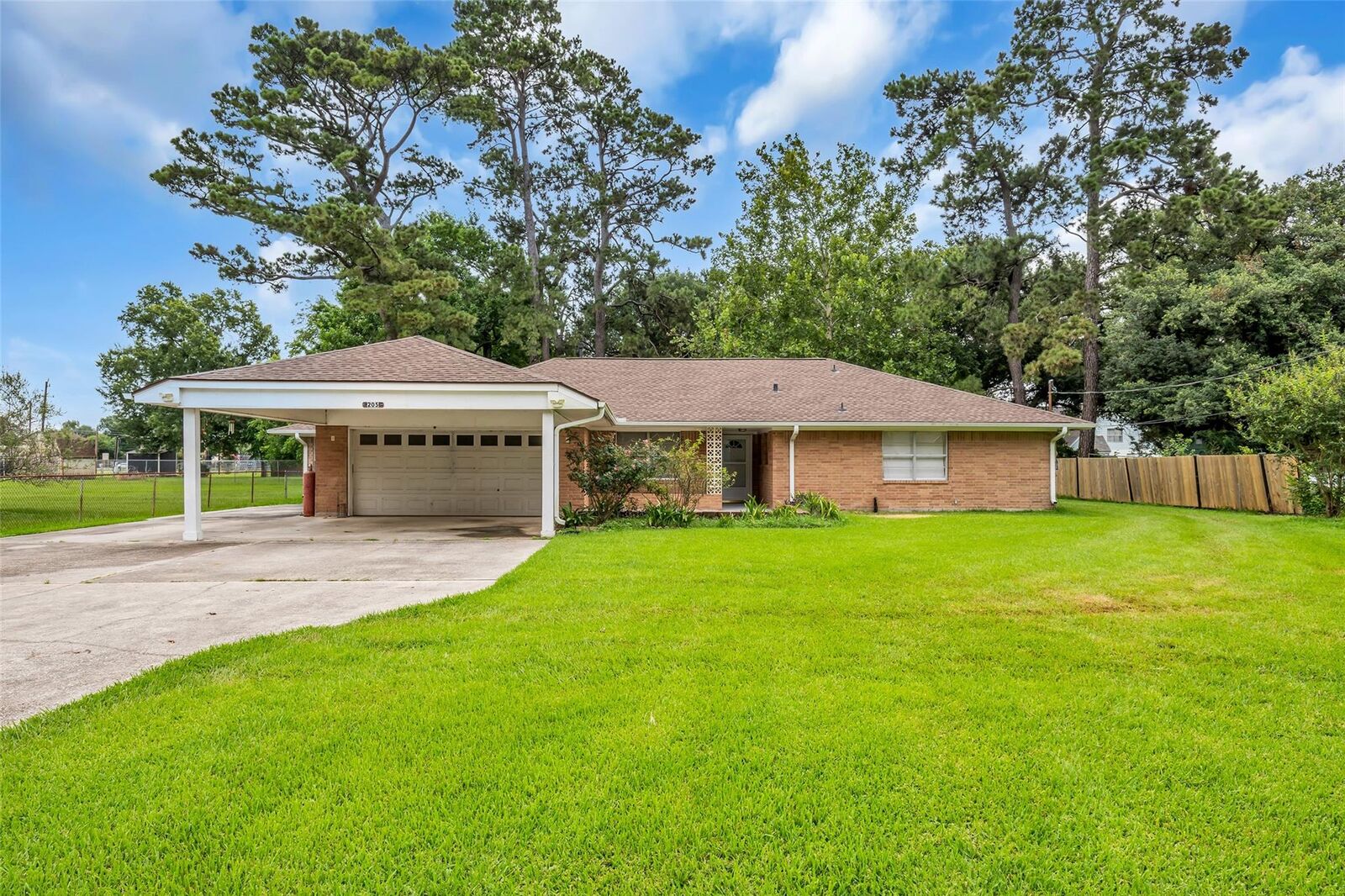 Property Photo:  205 N 8th Street  TX 77562 