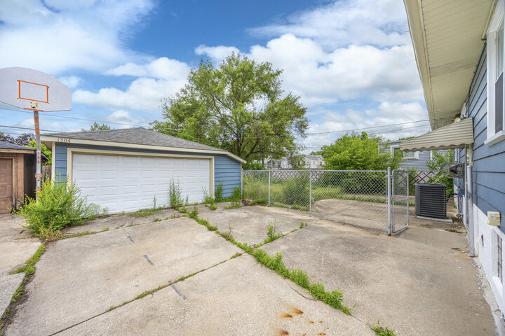 Property Photo: 1304 Freeland Avenue IL 60409