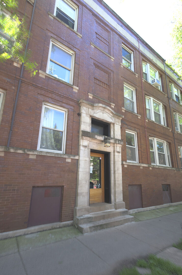 Property Photo: 1057 W Berwyn Avenue 1 IL 60640