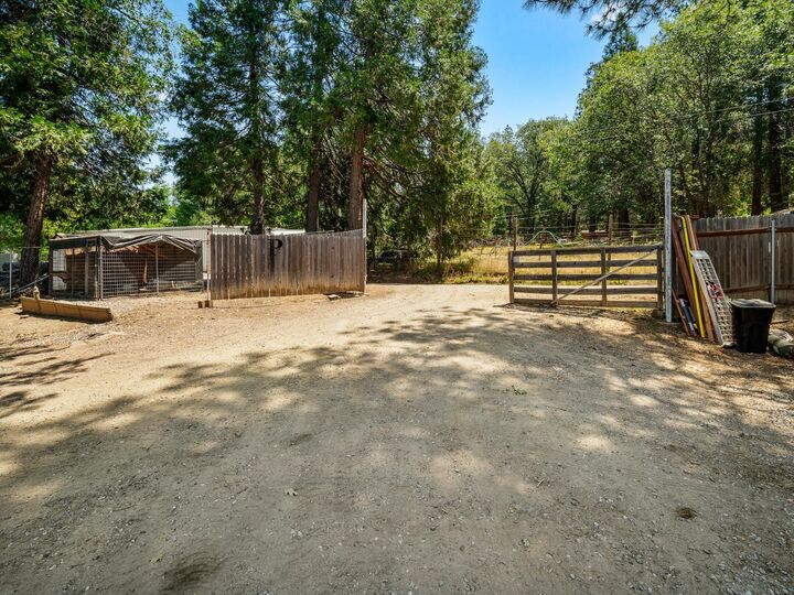 Property Photo: 4872 Squaw Hallow Ct CA 95667