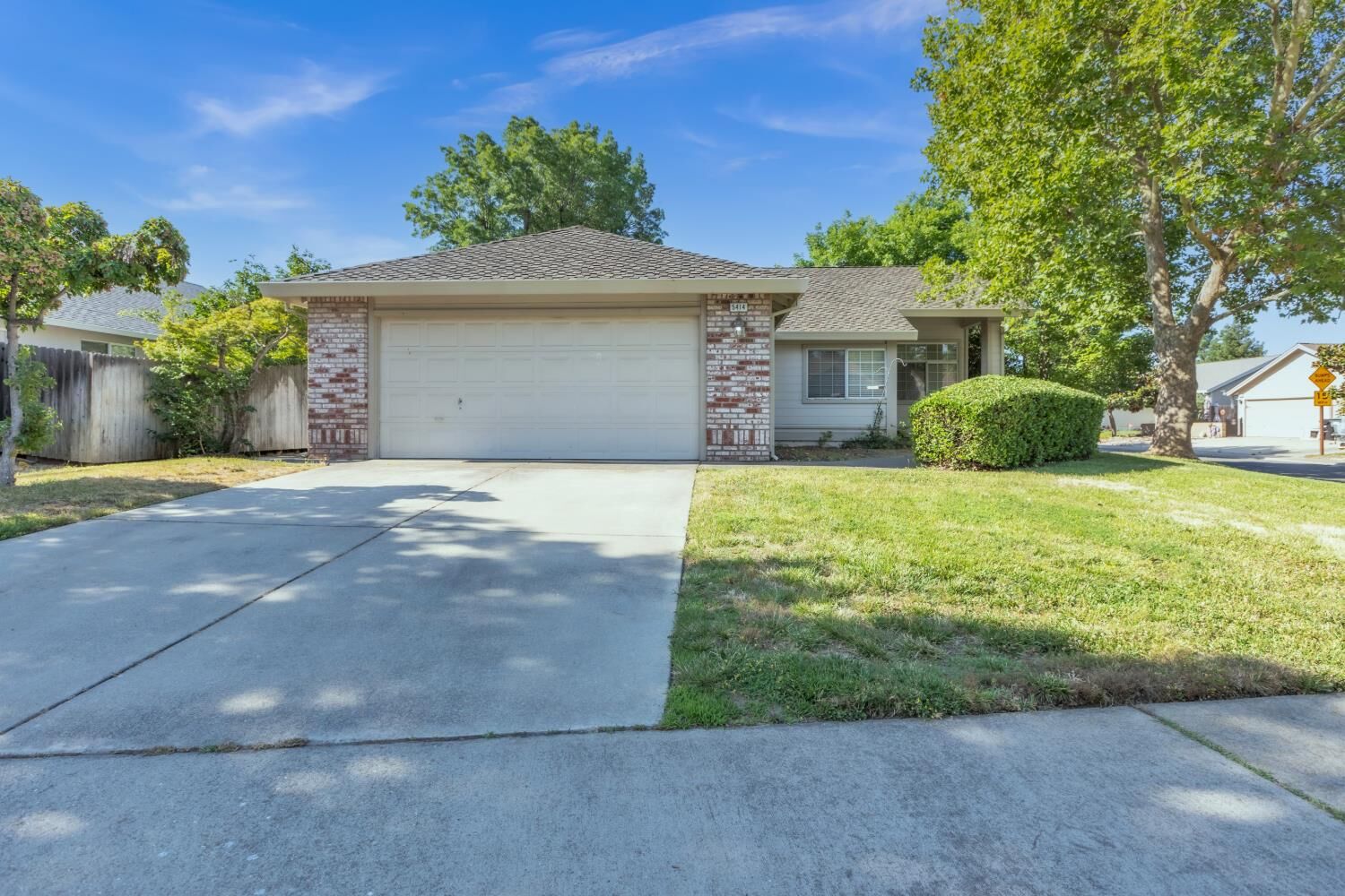 Property Photo: 5414 Brycewood Way CA 95843