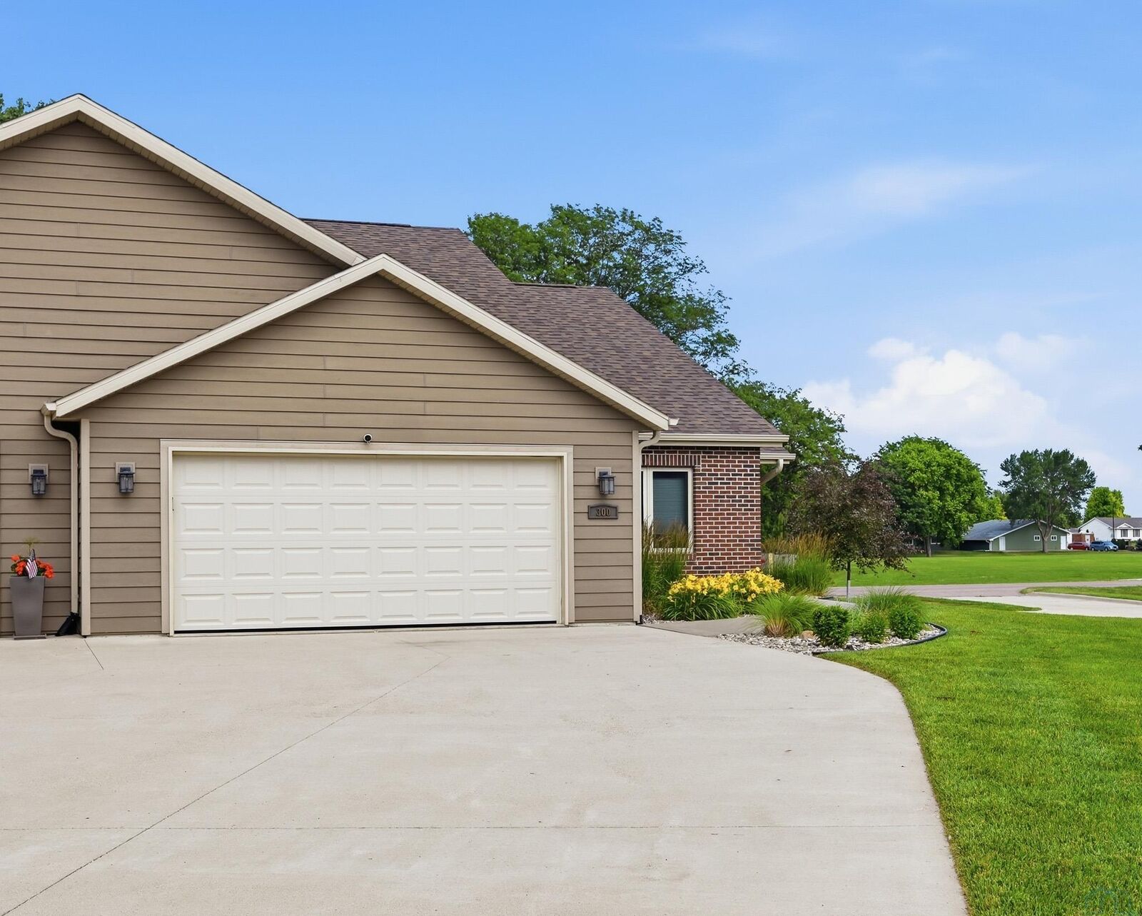 Property Photo: 300 Prairie Bluff Dr. IA 51054