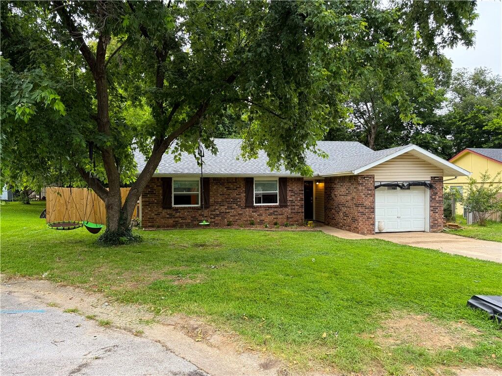Property Photo: 1019 W School Street AR 72761