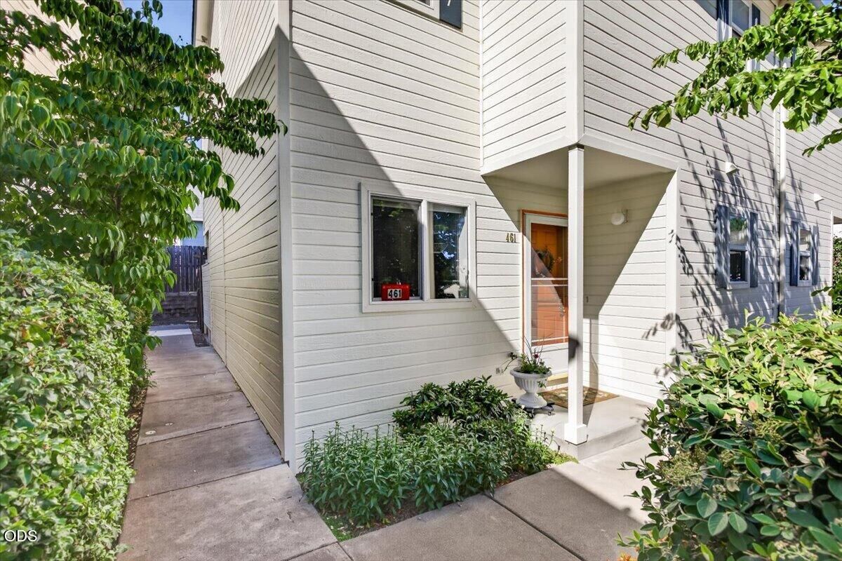Property Photo: 461 Tulipan Way OR 97540