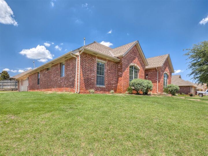 Property Photo:  2117 Cedar Pointe Circle  OK 73003 