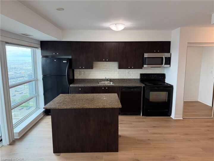 Property Photo:  215 Queen Street E 1511  ON L6W 0A9 