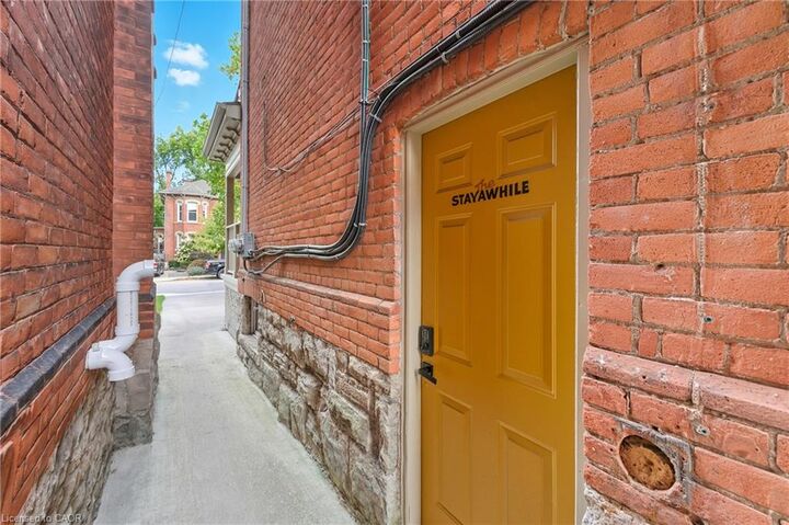 Property Photo: 33 Homewood Avenue 3 ON L8P 2M1
