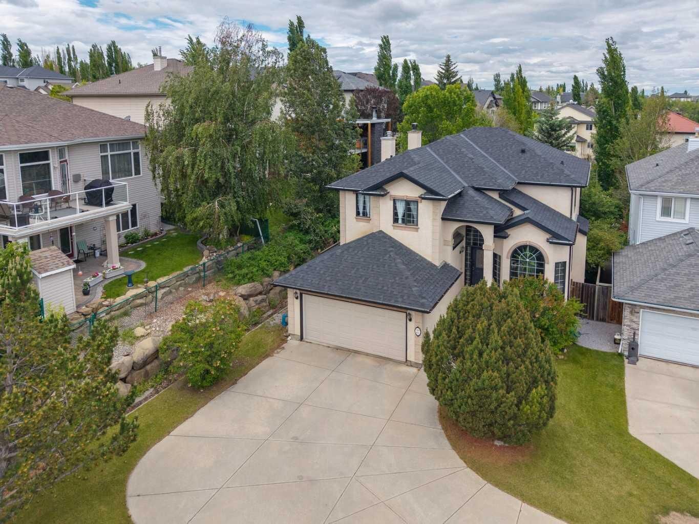Property Photo: 27 Valley Creek Bay NW AB T3B 5V3