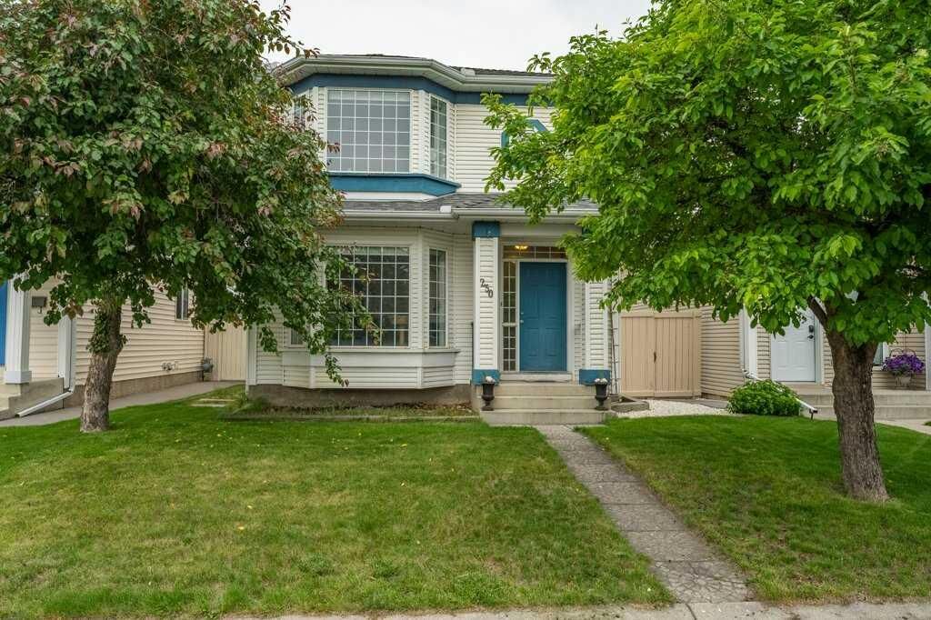 Property Photo: 250 Mt Lorette Close SE AB T2Z 2L9
