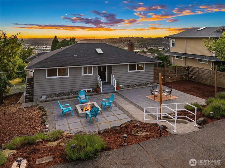 Property Photo: 811 Grant Avenue S WA 98057