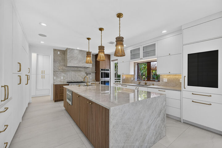 Property Photo: 2719 NE 19th Street FL 33305