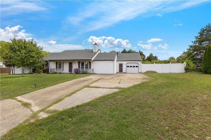 Property Photo: 879 Maple Ct VA 23430