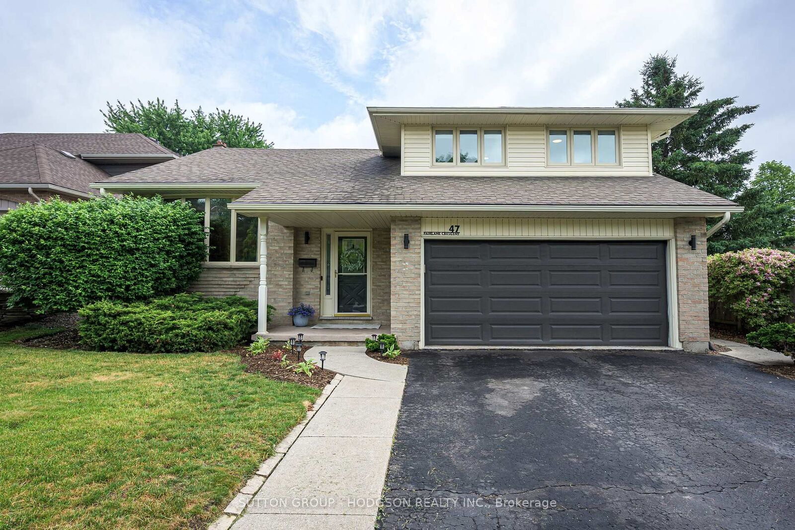 Property Photo: 47 Fairlane Crescent ON N6K 3E1