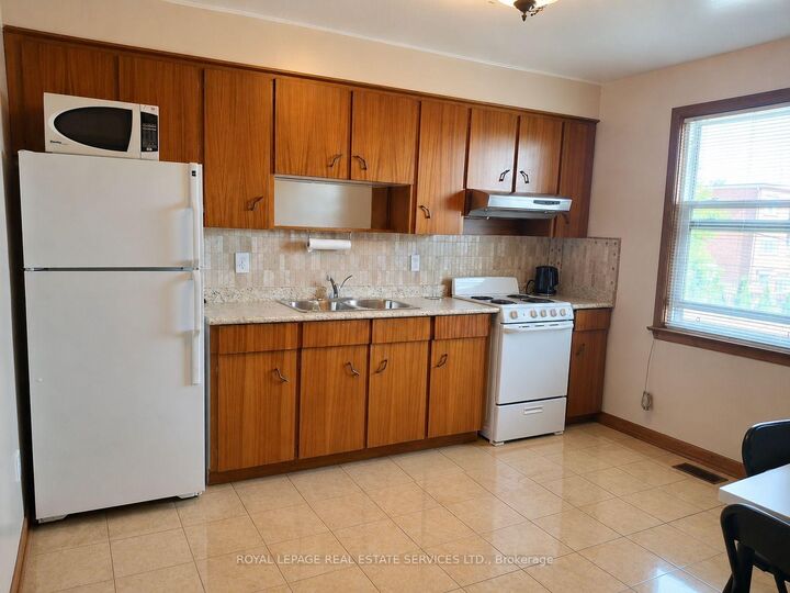Property Photo:  5 Pendrith Street  ON M6G 1R6 