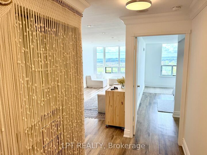 Property Photo: 135 Hillcrest Avenue 2307 ON L5B 4B1