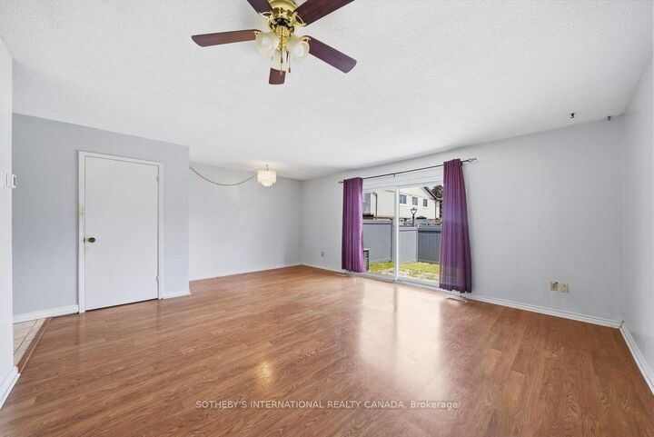 Property Photo: 120 Falconer Drive 34 ON L5N 1P5