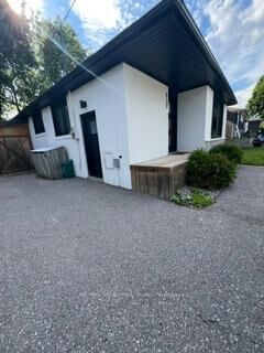 922 Centre Street N — photo 1