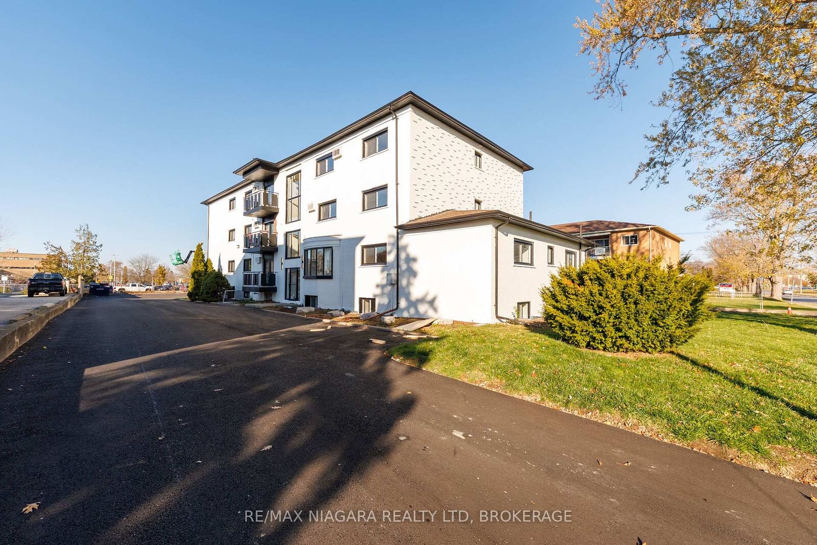 Property Photo:  141 Plymouth Road Unit 12  ON L3B 3C8 