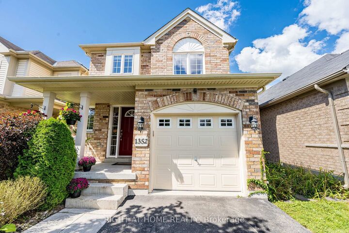 Property Photo: 1352 Wadebridge Crescent ON L1K 3B2