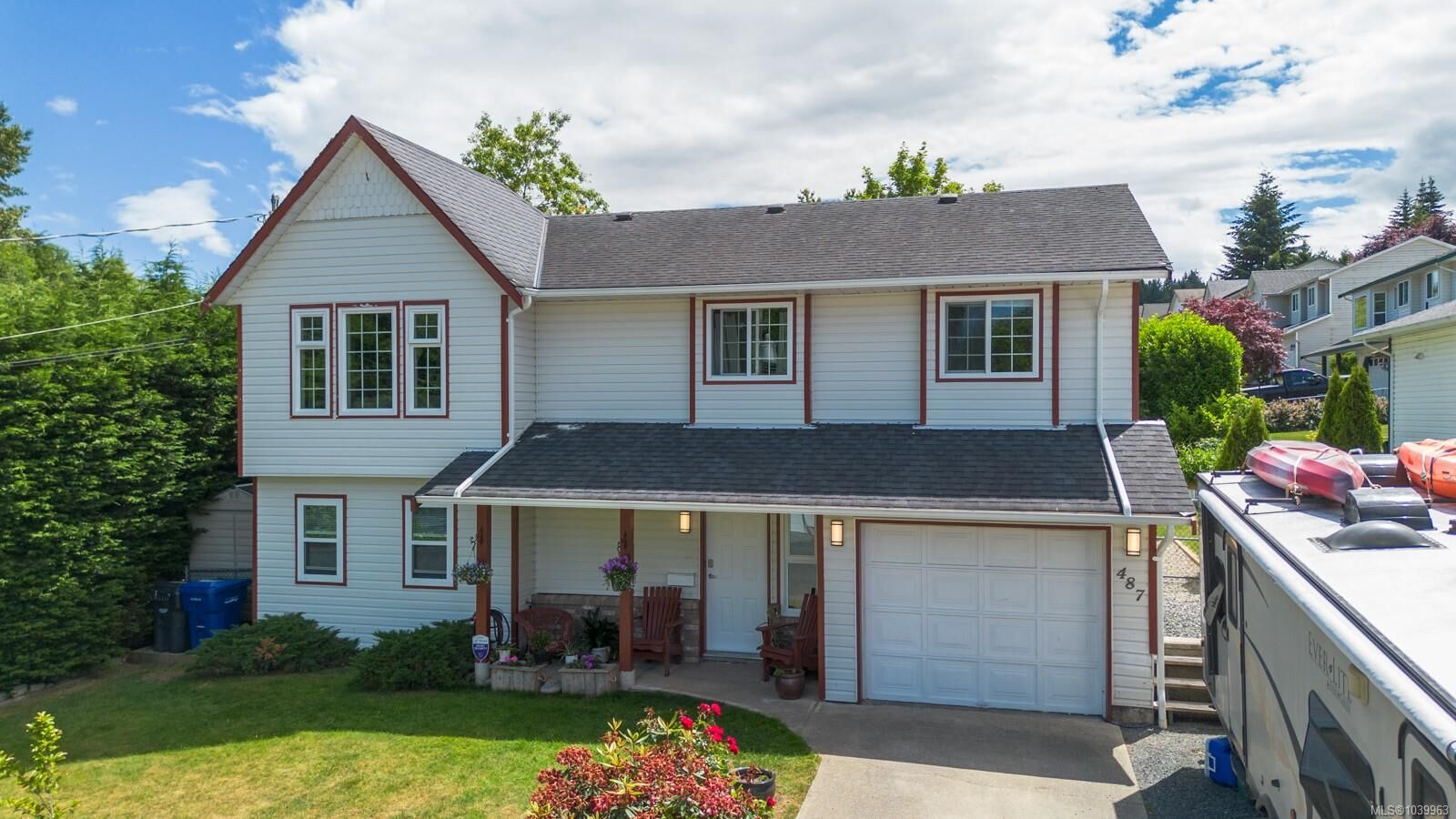 Property Photo: 487 Ninth St BC V9R 6Z3