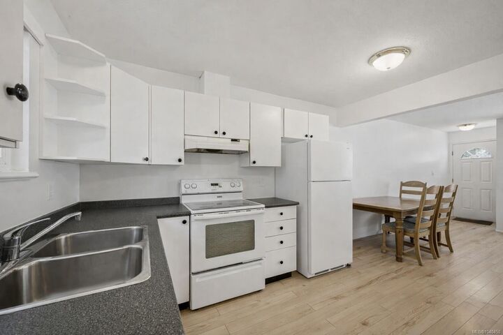 Property Photo:  1535 Dingwall Rd #4  BC V9N 3S8 
