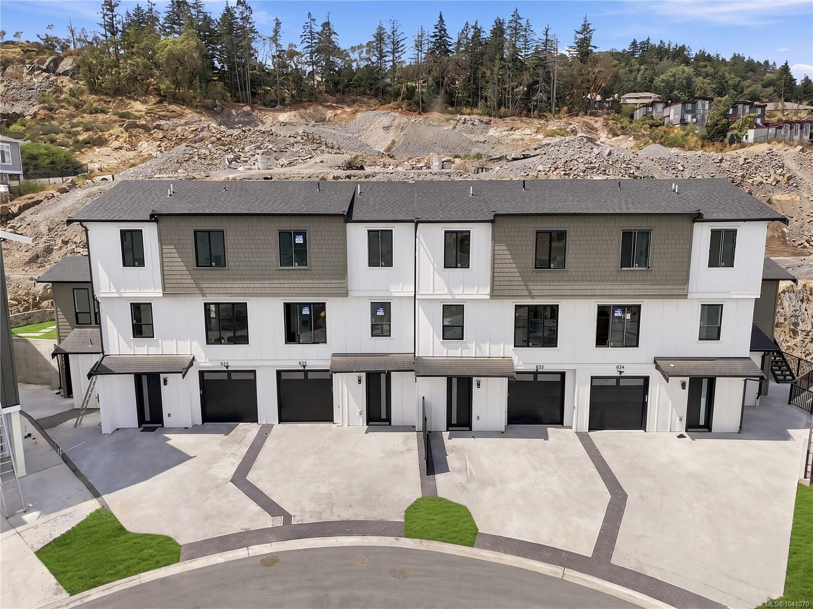 Property Photo: 836 Blackbird Pl BC V9B 6H4
