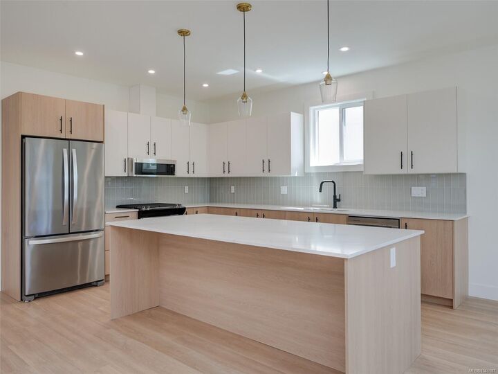 Property Photo: 671 Madrona Pl BC V9B 6C6