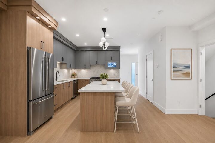 Property Photo: 6176 Elgin Avenue 4 BC V5H 3S4