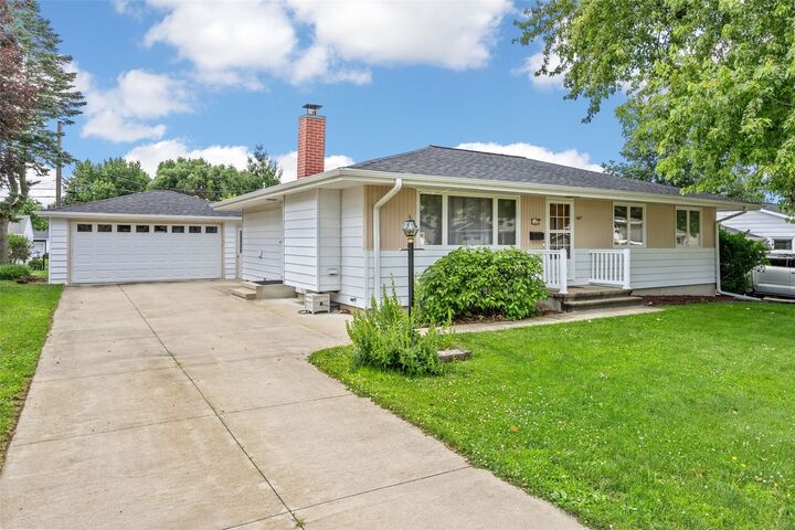 Property Photo: 1805 Country Club Drive IA 52302