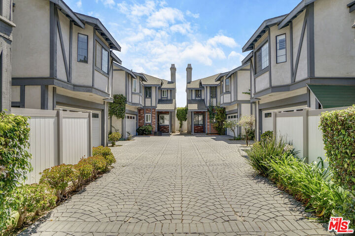 Property Photo: 18324 Kingsdale Ave CA 90278