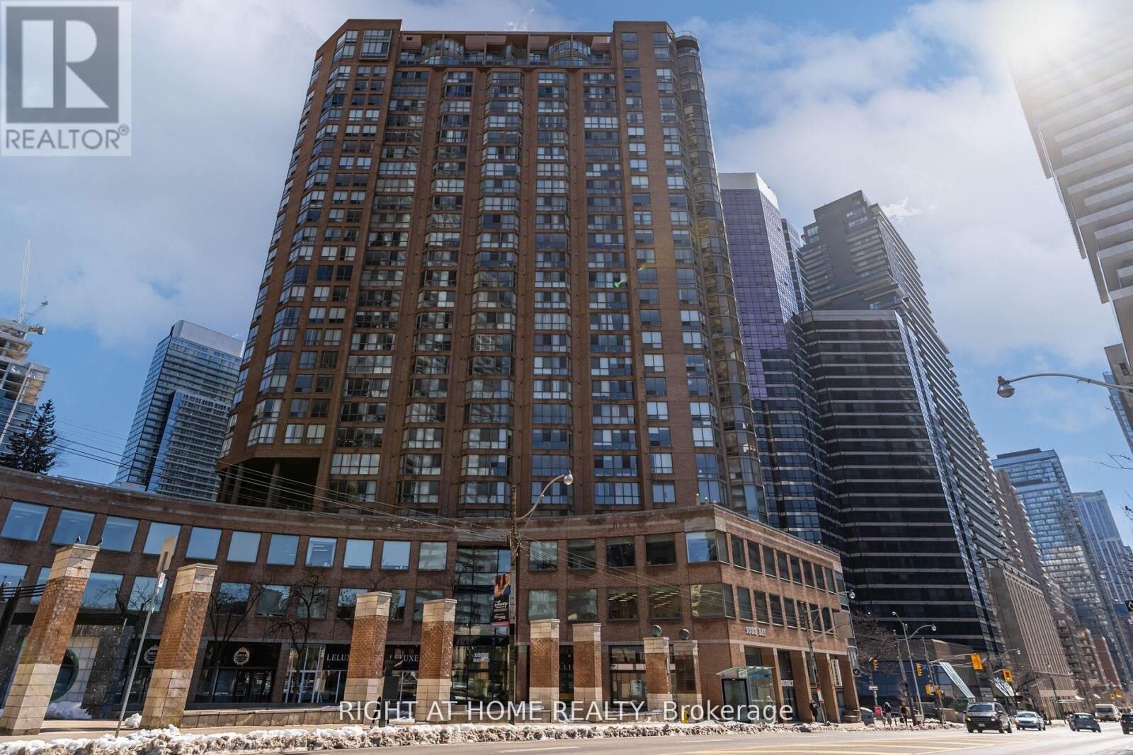 Property Photo:  44 St Joseph Street 2702  ON M4Y 2W4 