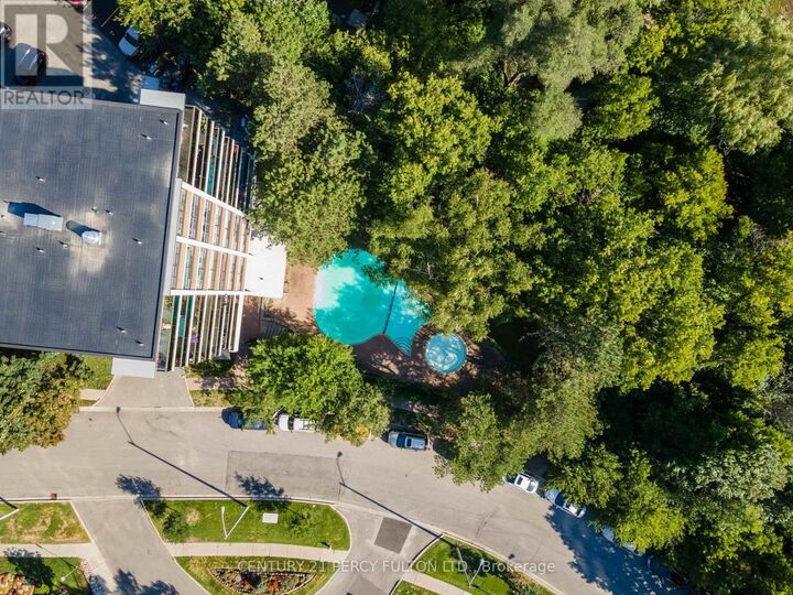 Property Photo:  2 Park Vista Drive 200  ON M4B 1A3 