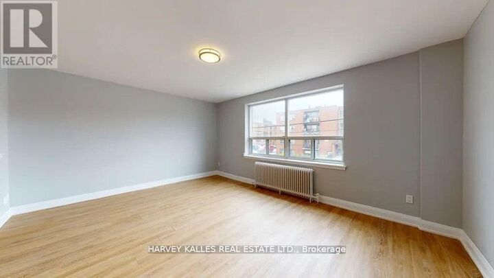 Property Photo:  31 Clearview Heights B4  ON M6M 2A2 