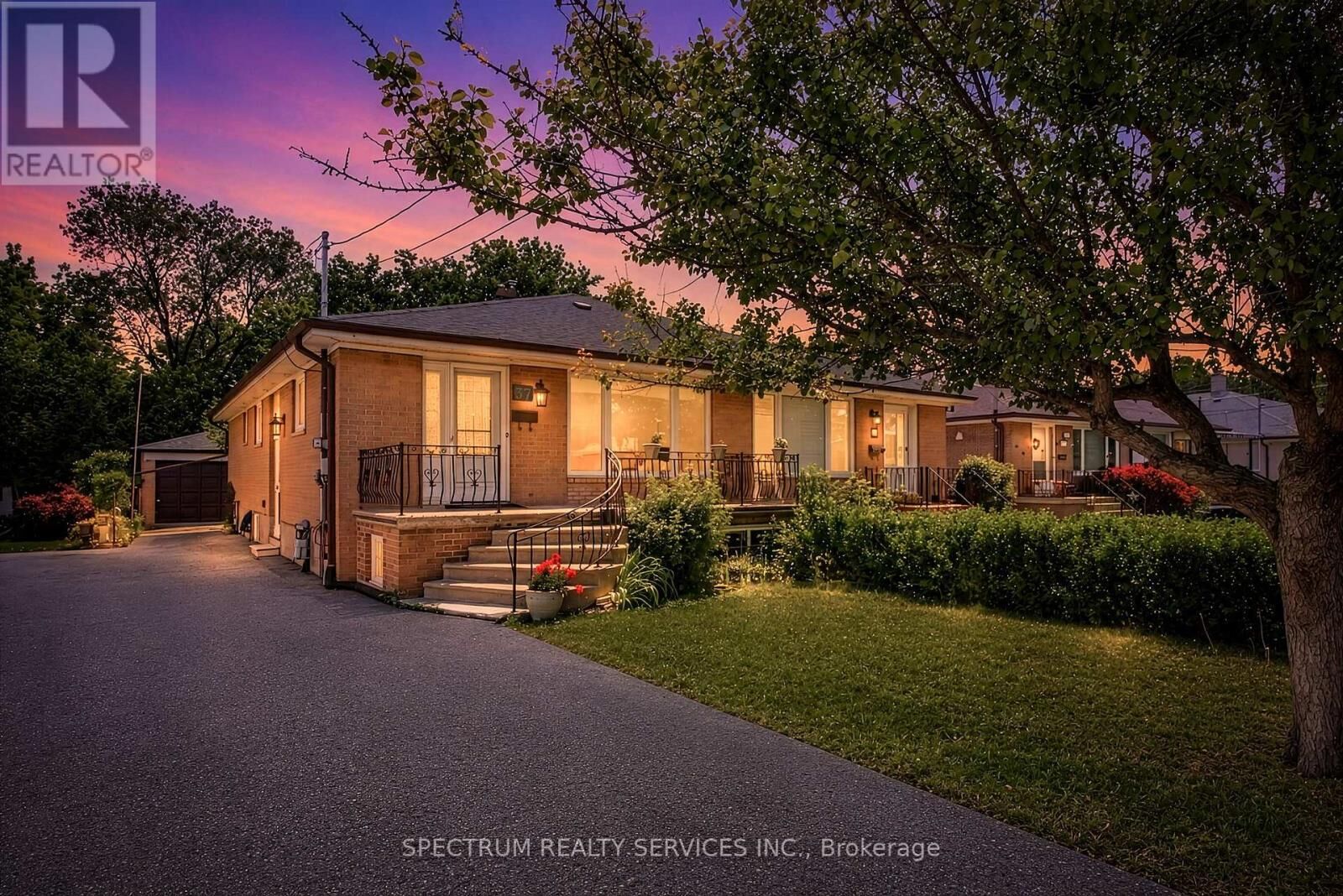 Property Photo:  37 Newlin Crescent  ON M3L 1X5 