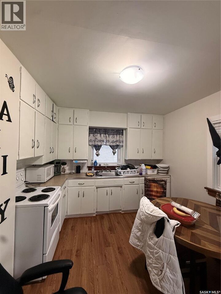 Property Photo:  982 12th Street W  SK S6V 3C7 