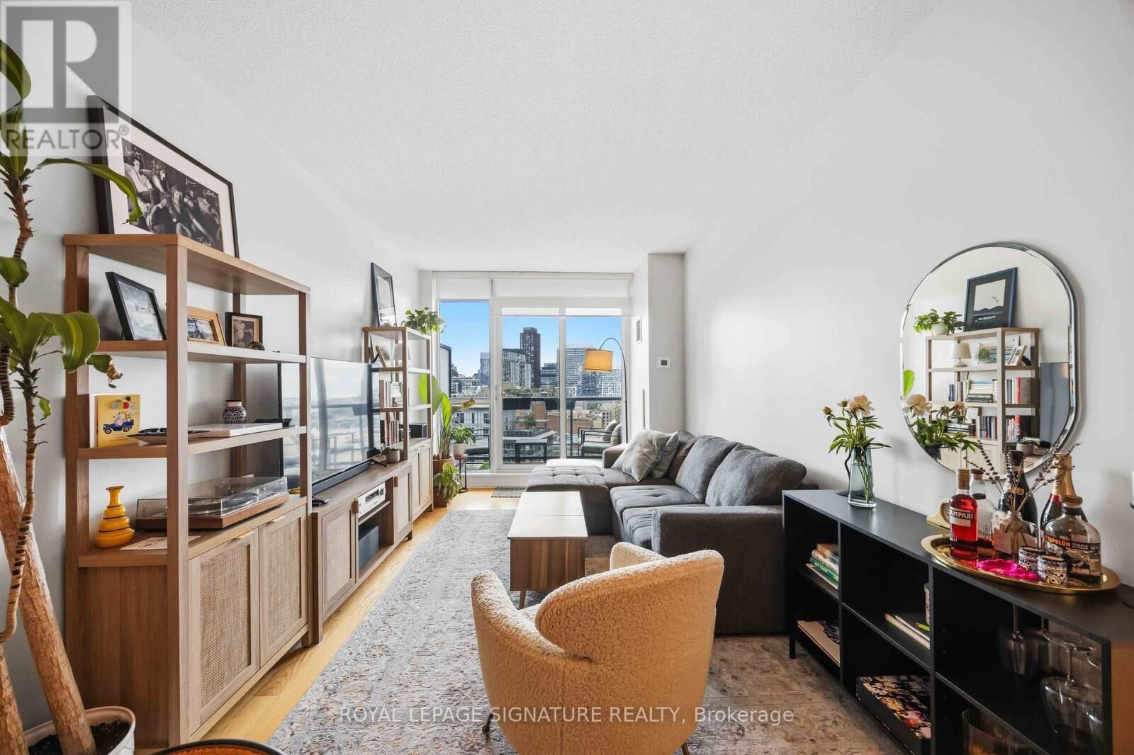 Property Photo:  38 The Esplanade 1409  ON M5E 1A5 