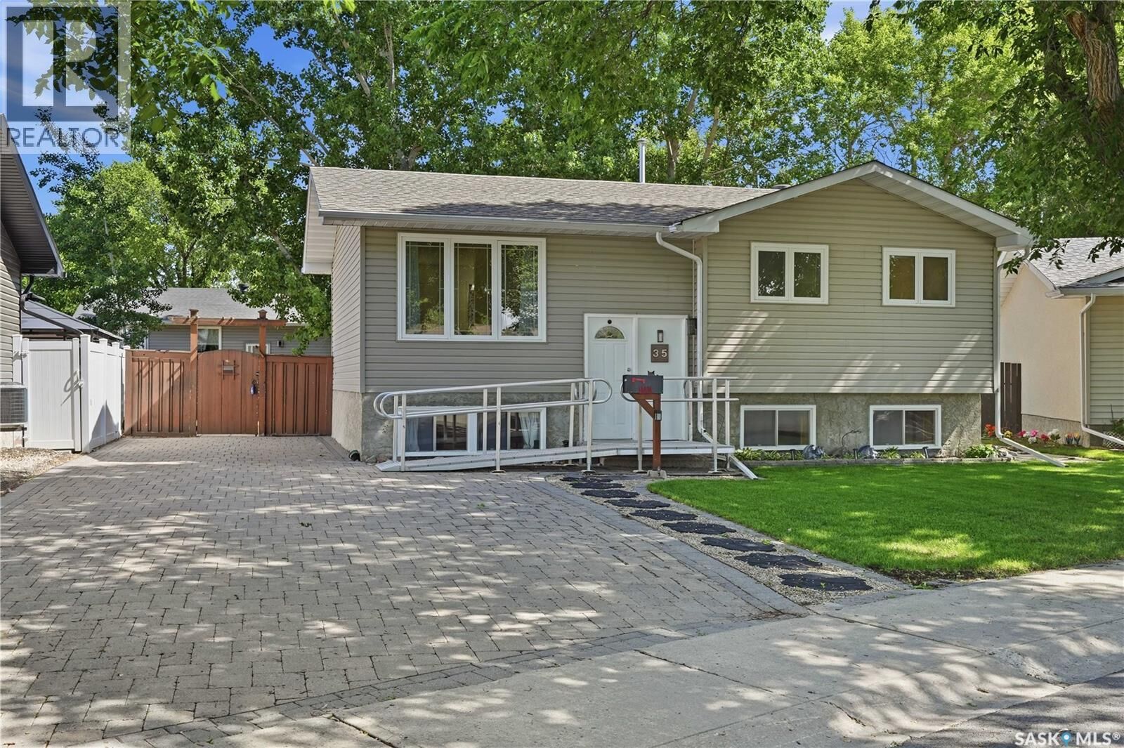 Property Photo: 35 Blackman Place SK S4X 1S3