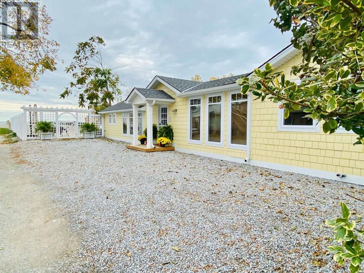 438 Edith Cavell Boulevard B — photo 1