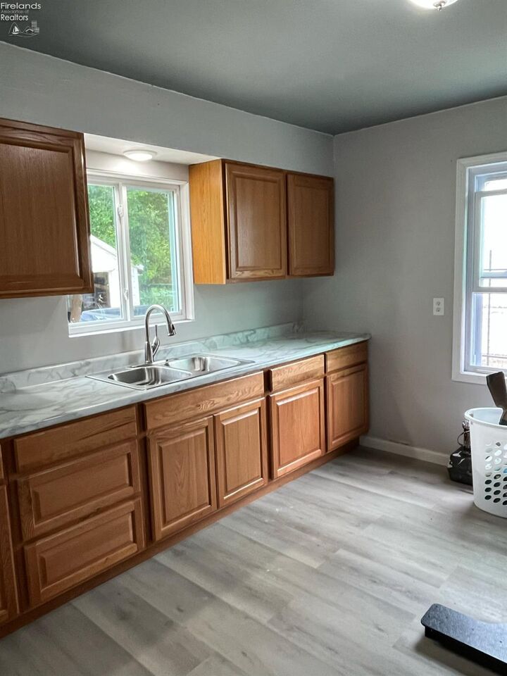 Property Photo:  910 W 17th  OH 44052 