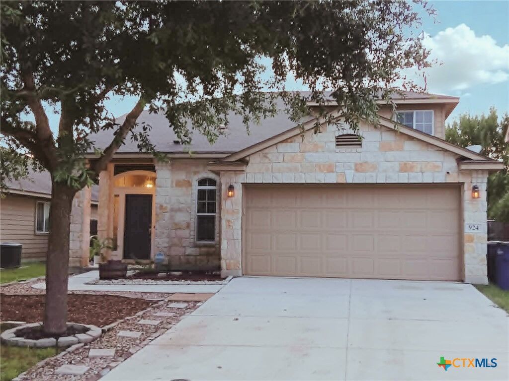 Property Photo: 924 Karah TX 78130