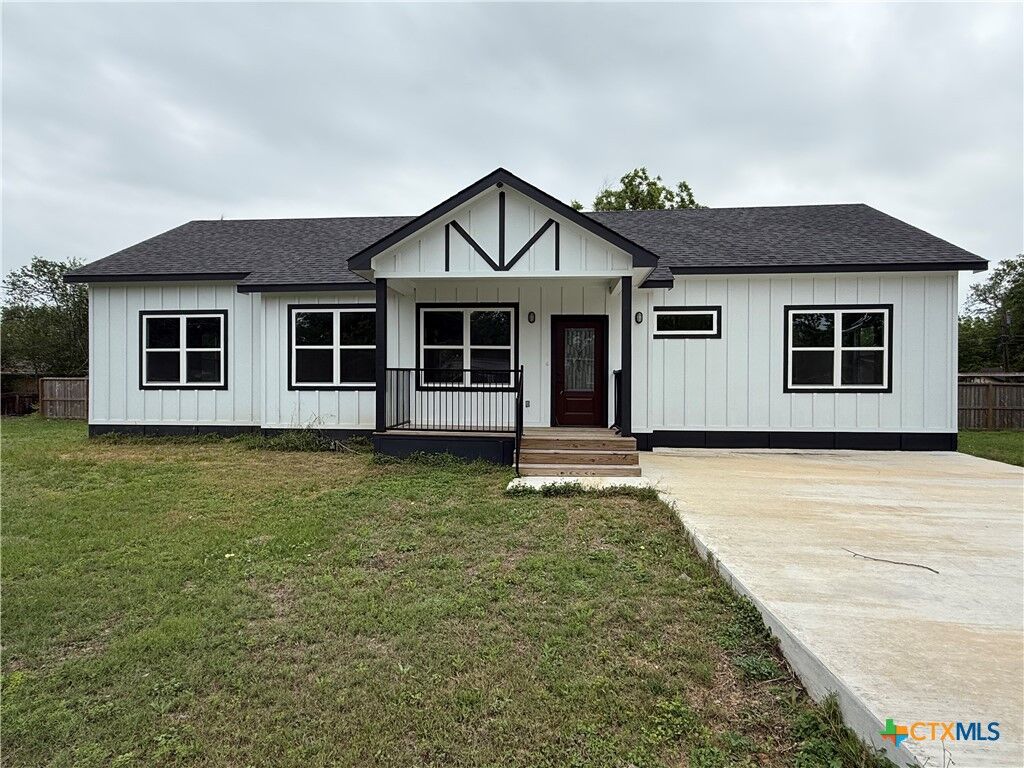 Property Photo:  501 Walnut St  TX 77995 