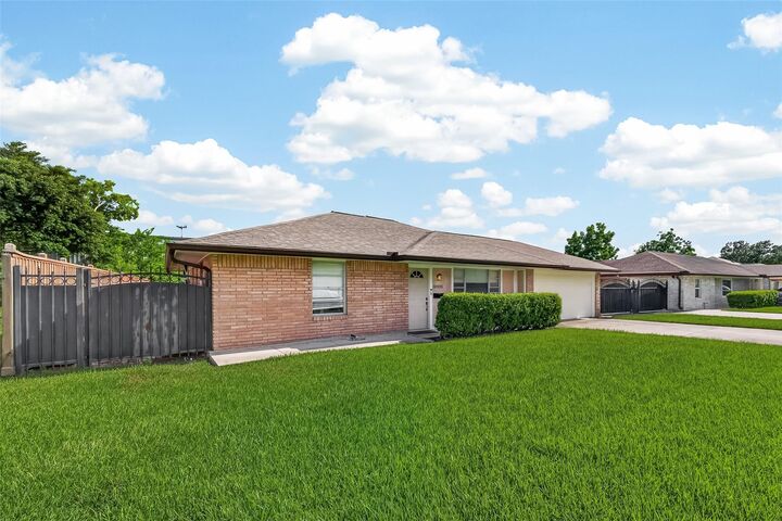 Property Photo: 10935 Timberoak Drive TX 77043