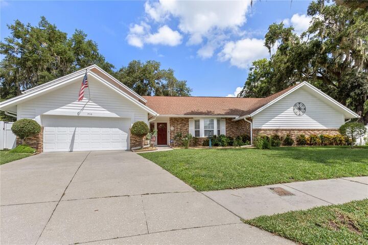 Property Photo: 1516 Teakwood Drive FL 33563