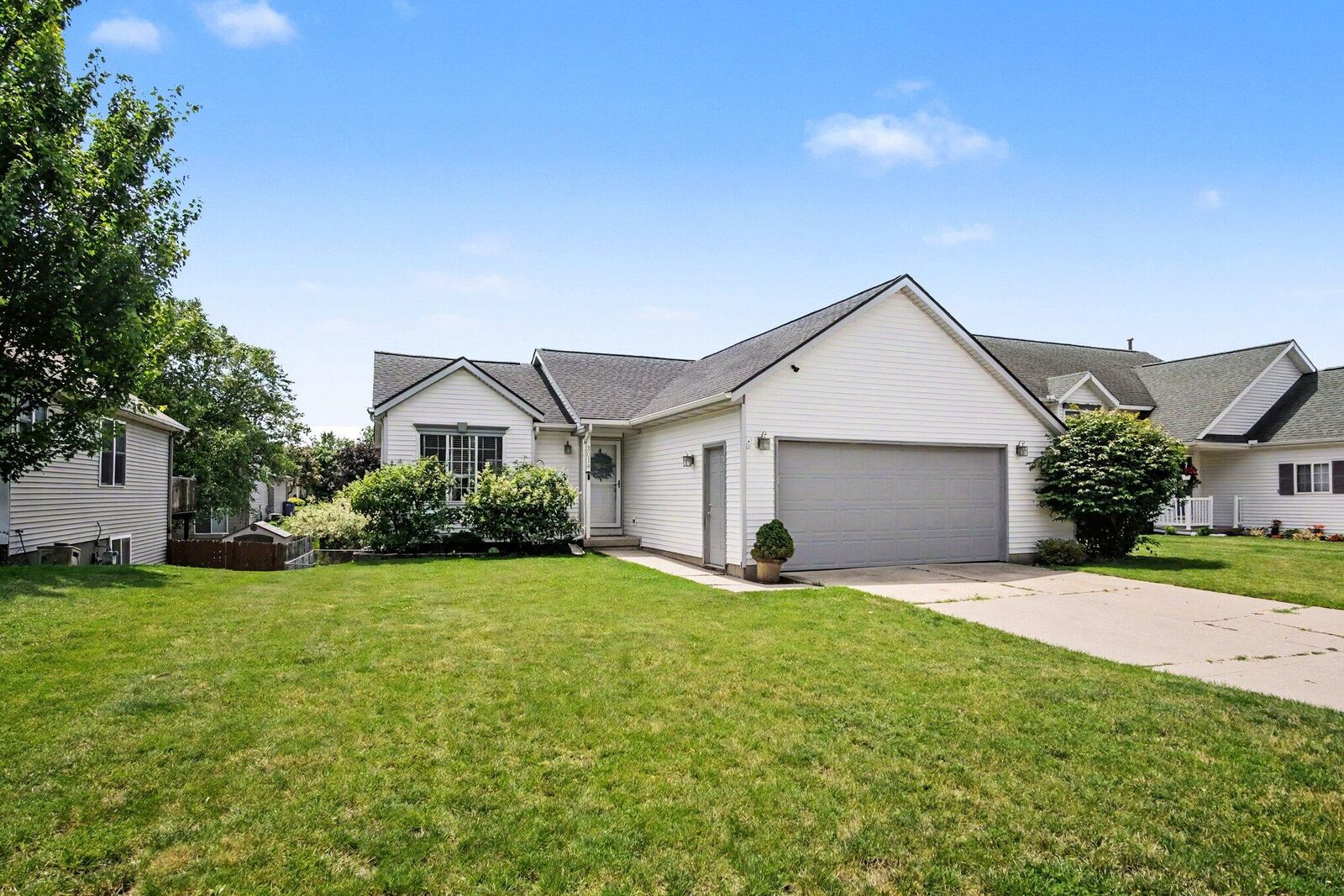 Property Photo: 3014 Stonewood Street NW MI 49504