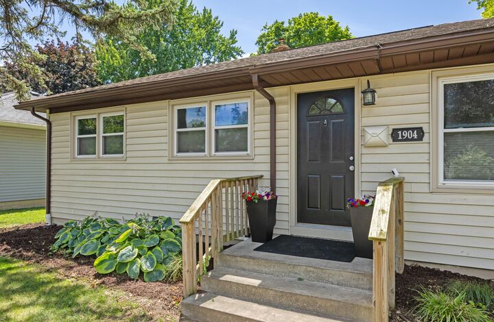 Property Photo:  1904 Griggs Street SE  MI 49506 