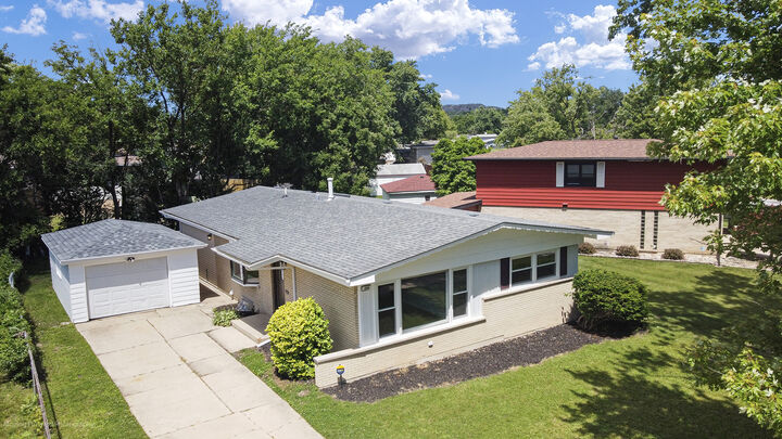 Property Photo:  220 N Park Drive  IL 60425 