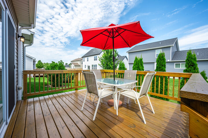 Property Photo: 21 W Winterberry Avenue IL 60112