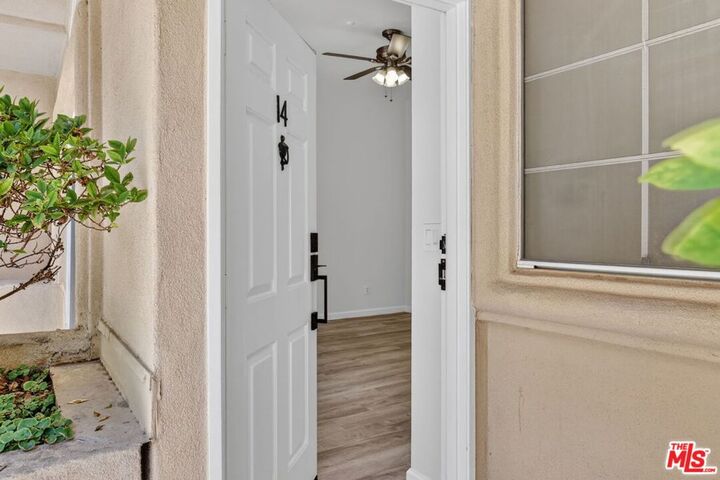 Property Photo: 11112 La Maida Street 14 CA 91601